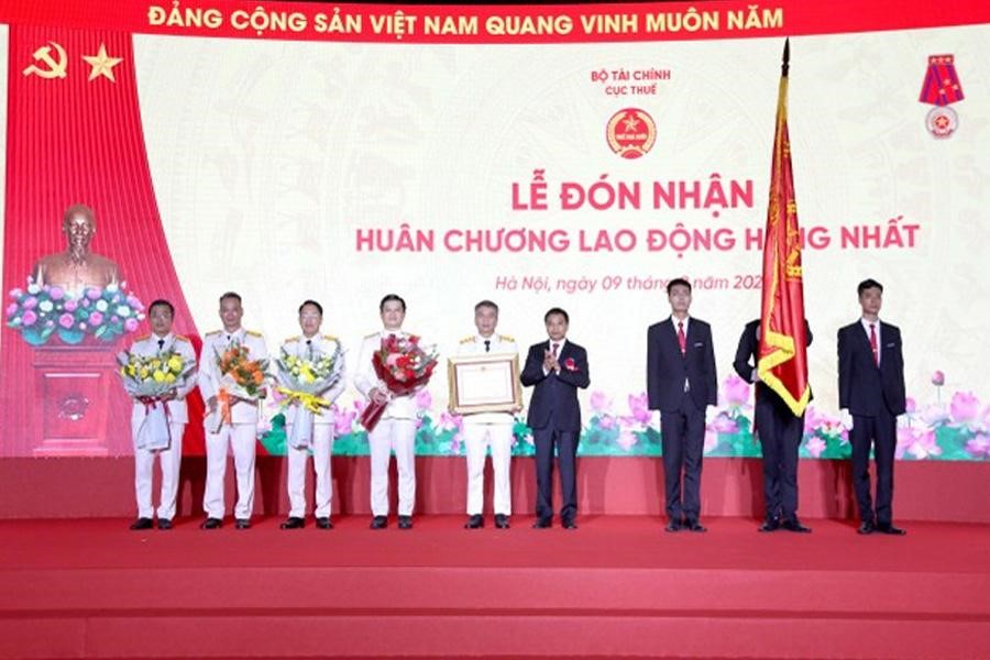 Cục thuế trao tặng