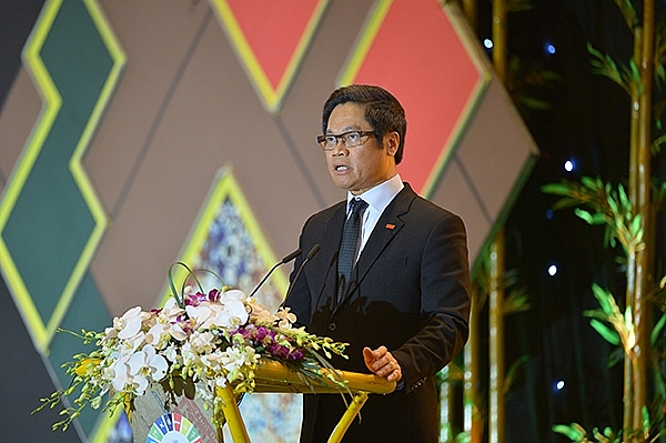 Ông Vũ Tiến Lộc phát biểu tại hội nghị